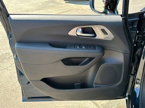 New 2025 Chrysler Pacifica Select image 30