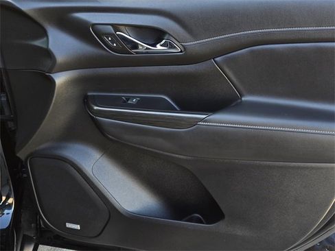 Used 2023 GMC Acadia SLT w/ Elevation Edition image 8