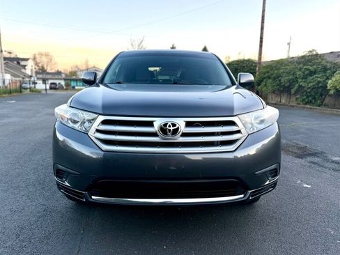 Used 2013 Toyota Highlander 4WD w/ Cold Weather Pkg image 3