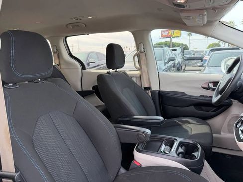 Used 2021 Chrysler Pacifica Touring FWD image 30