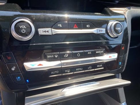 Used 2022 Ford Explorer Limited w/ Equipment Group 301A AWD/4WD image 11