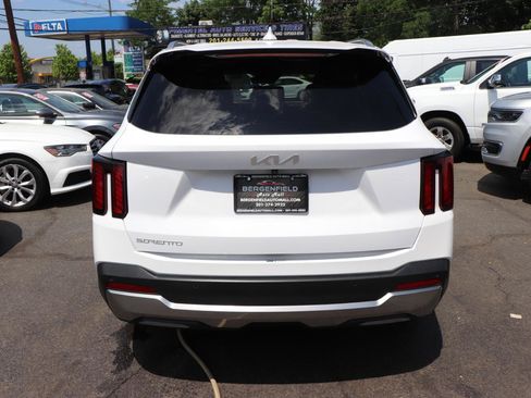 Used 2024 Kia Sorento S FWD image 4