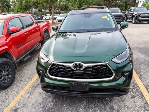 Used 2023 Toyota Highlander XLE FWD image 3