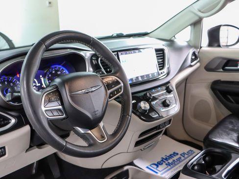 Used 2023 Chrysler Pacifica Touring-L FWD image 22