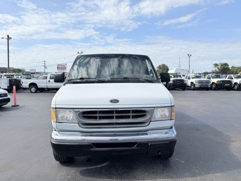 Used 2002 Ford E-350 and Econoline 350 Super Duty RWD image 2
