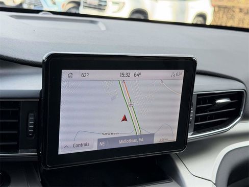 Used 2022 Ford Explorer XLT w/ Equipment Group 202A image 4