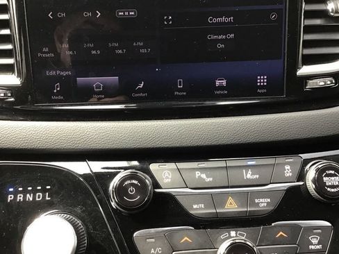 Used 2024 Chrysler Pacifica Touring-L FWD image 10