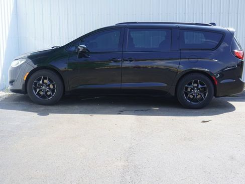 Used 2019 Chrysler Pacifica Touring-L w/ S Appearance Package FWD image 3