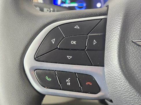 Used 2022 Chrysler Pacifica Limited w/ Uconnect Theater Family Group FWD image 33