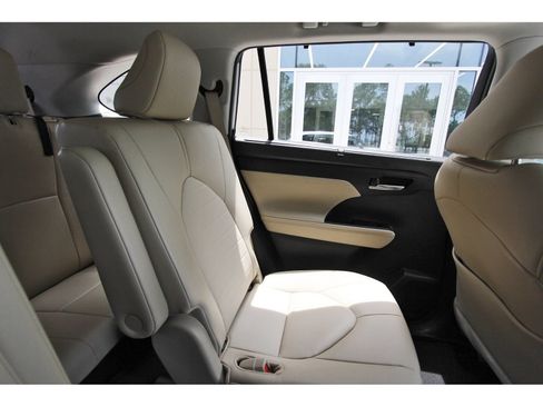 Used 2024 Toyota Highlander XLE FWD image 14
