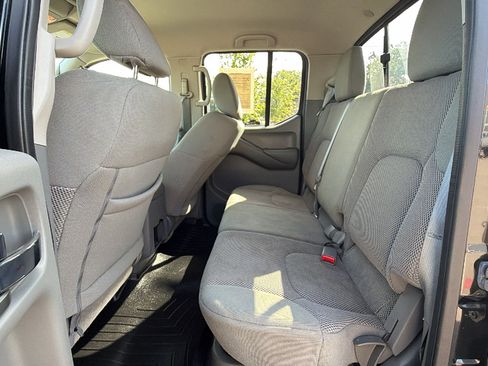Used 2021 Nissan Frontier SV w/ Midnight Edition Floor Mats AWD/4WD image 15
