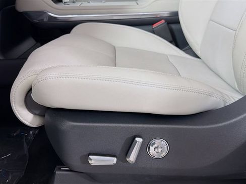 New 2026 Lincoln Navigator L Premier AWD/4WD image 21