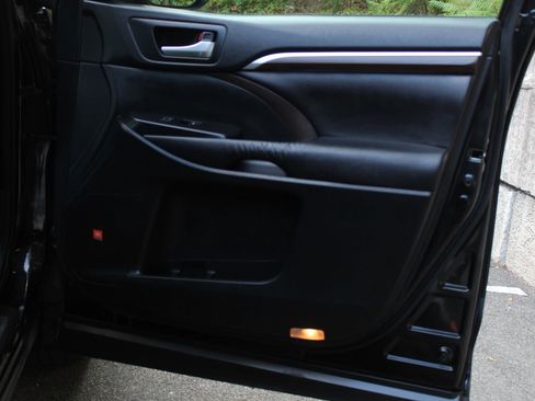 Used 2016 Toyota Highlander Limited Platinum image 19