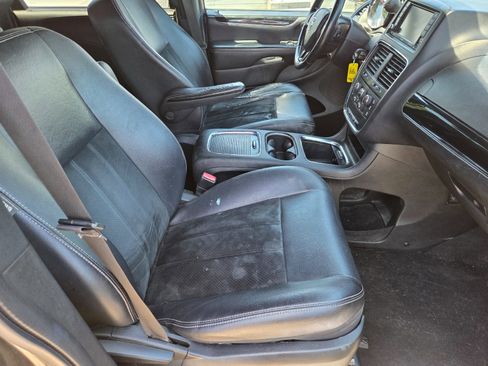 Used 2018 Dodge Grand Caravan SXT w/ Blacktop Package FWD image 13