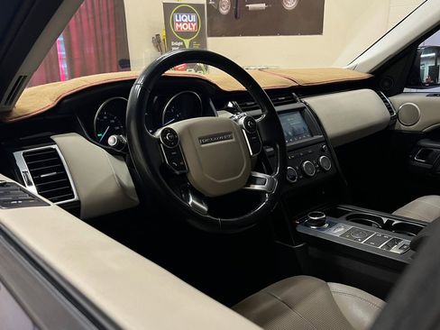 Used 2018 Land Rover Discovery SE image 16