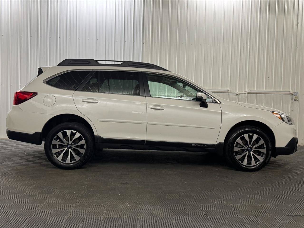 Used 2017 Subaru Outback 3.6R Limited AWD/4WD image 5