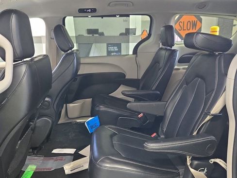Used 2024 Chrysler Pacifica Touring-L image 11