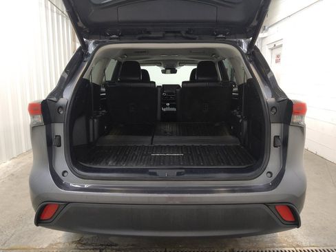 Used 2021 Toyota Highlander XLE AWD/4WD image 29