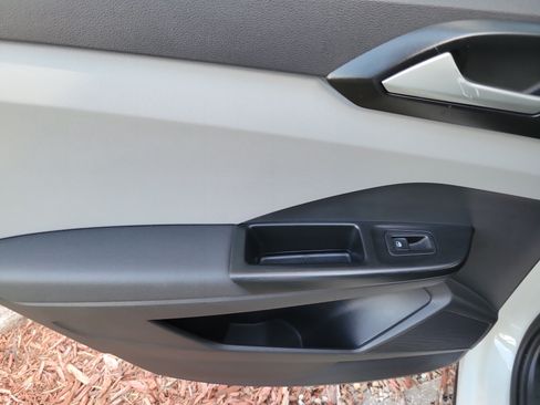 Used 2022 Volkswagen Taos SE FWD image 6