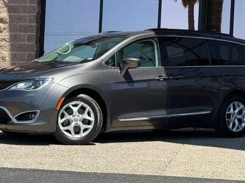 Used 2017 Chrysler Pacifica Touring-L w/ Tire & Wheel Group FWD image 3