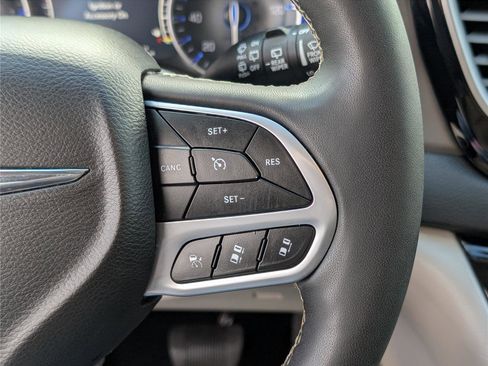 Used 2024 Chrysler Pacifica Touring-L image 23