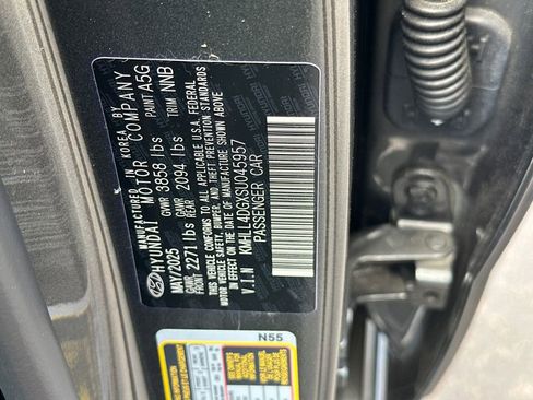 Used 2025 Hyundai Elantra SE image 33