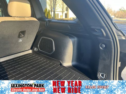 Used 2023 Jeep Grand Cherokee 4WD w/ Luxury Tech Group II image 11