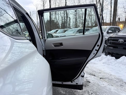 Used 2022 Toyota Corolla Cross L image 28