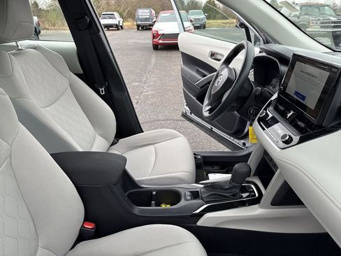 Used 2025 Toyota Corolla Cross L image 13