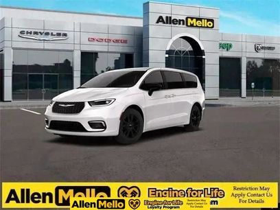New 2026 Chrysler Pacifica Select