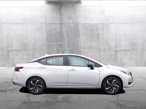 New 2025 Nissan Versa SR w/ Trunk Package image 5