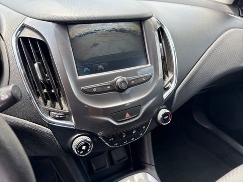 Used 2018 Chevrolet Cruze LT FWD image 18