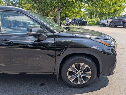 Used 2023 Toyota Highlander XLE AWD/4WD image 11