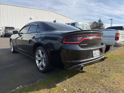 Used 2017 Dodge Charger R/T image 4