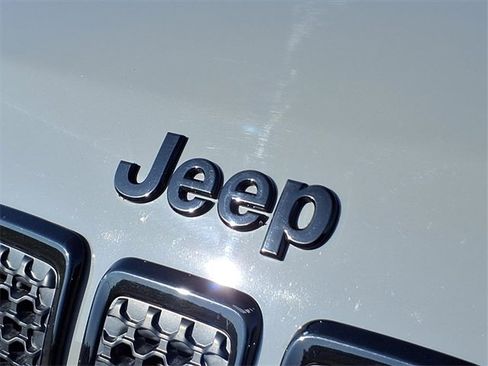 Used 2023 Jeep Cherokee Altitude Lux image 30