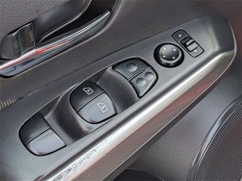 Used 2020 Nissan Kicks SV image 14