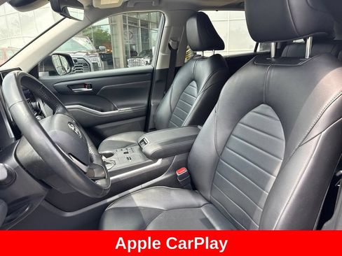 Used 2024 Toyota Highlander XLE FWD image 12