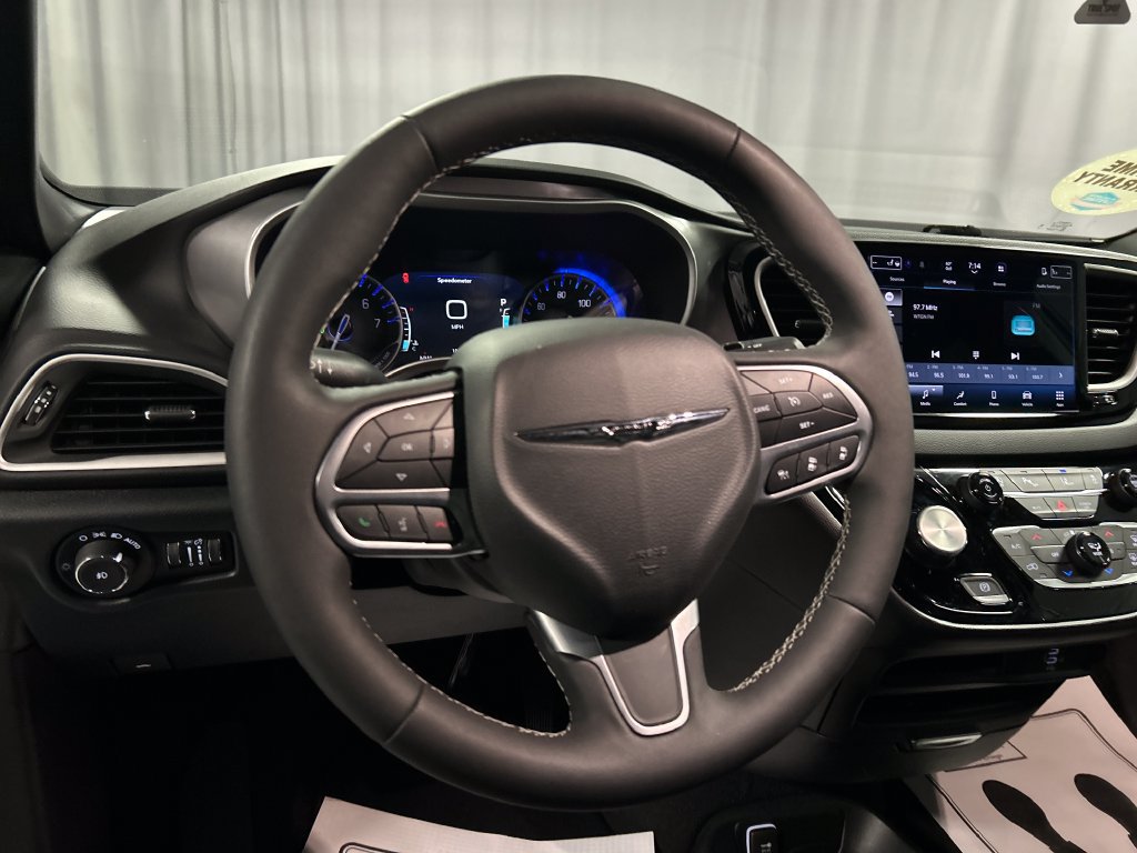 Used 2026 Chrysler Pacifica Select FWD image 15