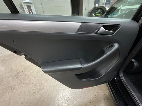 Used 2017 Volkswagen Jetta SE image 14