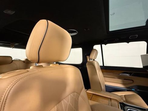 Used 2022 Jeep Grand Wagoneer Series III w/ Rear Seat Video Group 1 AWD/4WD image 90