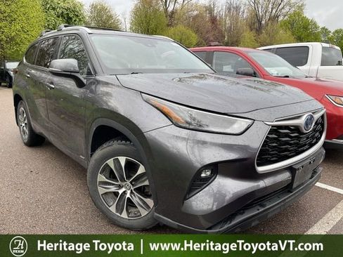 Used 2022 Toyota Highlander XLE AWD/4WD image 1