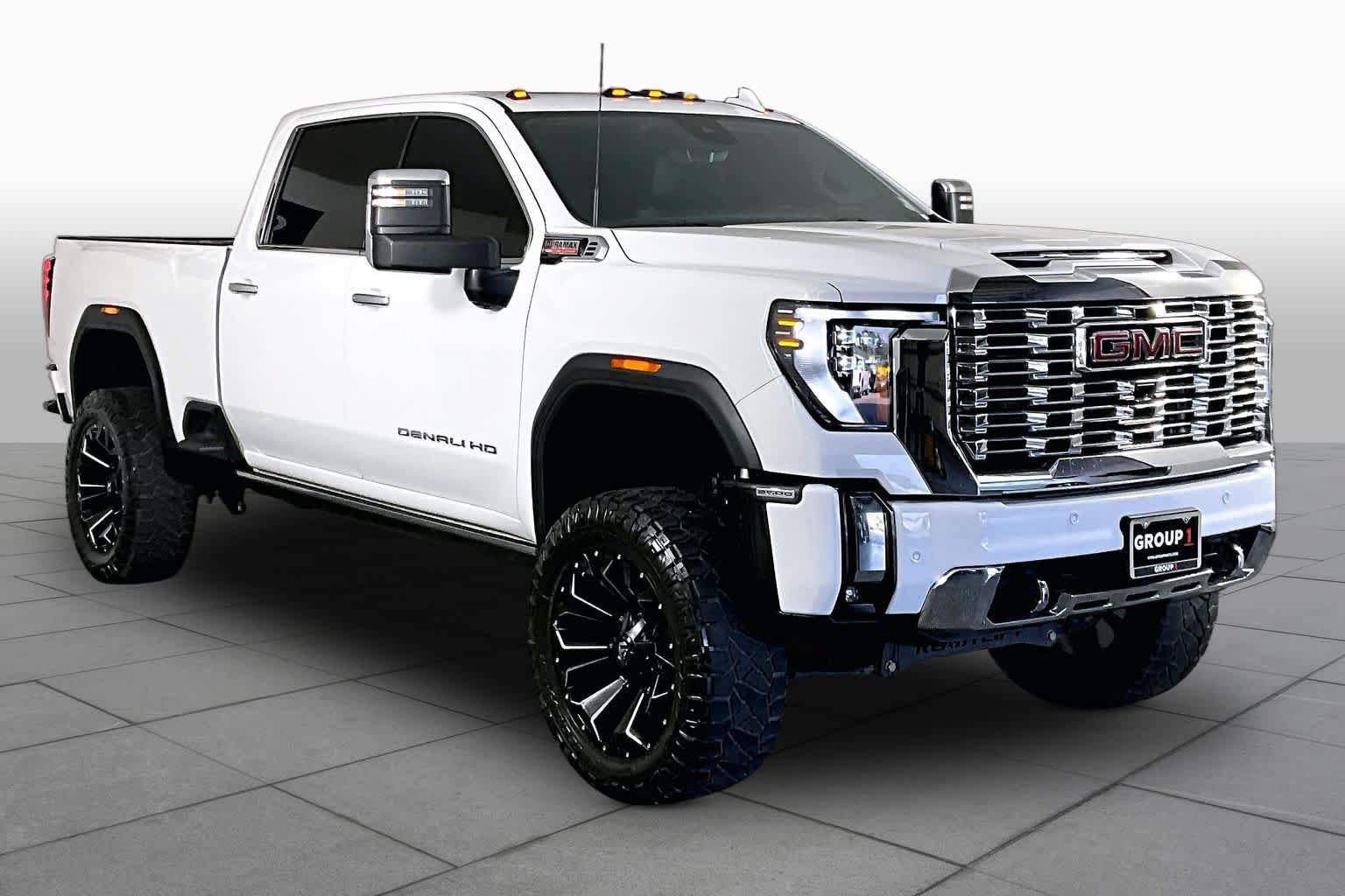 Used 2024 GMC Sierra 2500 Denali w/ Denali Reserve Package AWD/4WD image 3