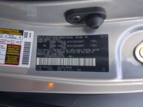 Used 2025 Toyota Sienna XLE FWD image 32