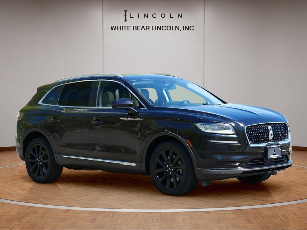 Used 2023 Lincoln Nautilus Reserve w/ Equipment Group 201A FWD image 3