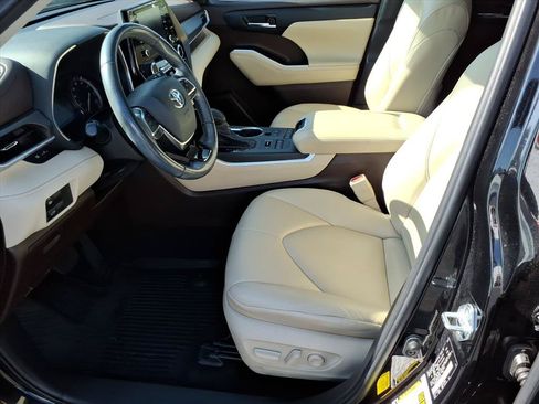 Used 2021 Toyota Highlander XLE AWD/4WD image 5