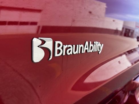 Used 2025 Chrysler Voyager LX image 28