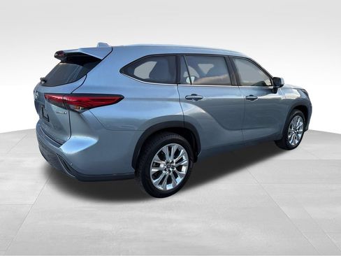 Used 2023 Toyota Highlander Limited FWD image 7