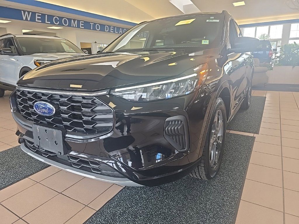 Used 2023 Ford Escape ST-Line w/ Tech Pack #1 AWD/4WD image 2
