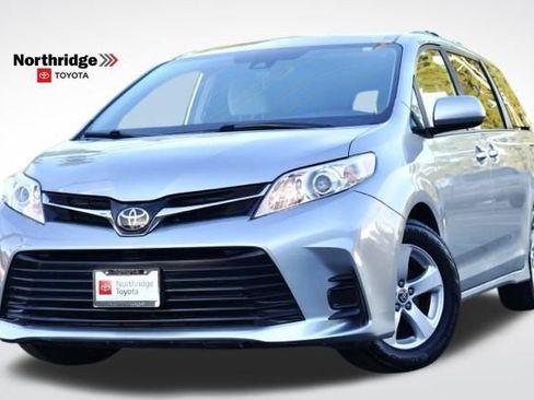 Used 2020 Toyota Sienna LE image 1
