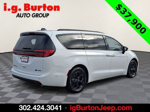 Used 2025 Chrysler Pacifica Premium image 6